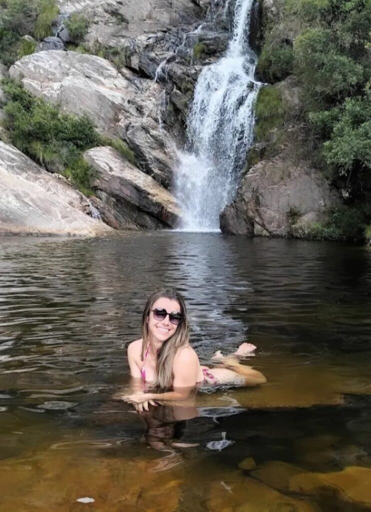 Imagem mostra turista refrescando na Cachoeira do gavião na Serra do Cipó.