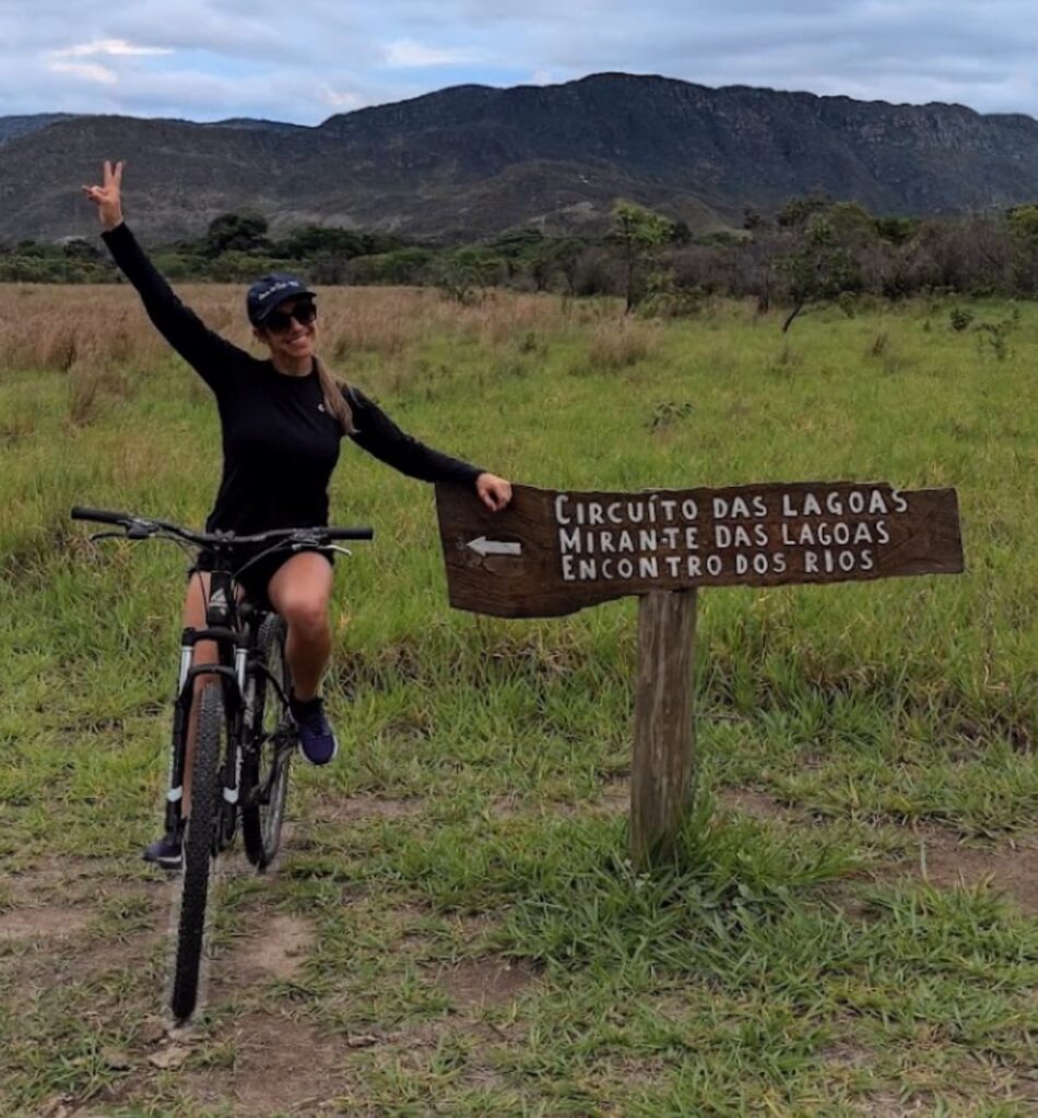 Imagem mostra turista no Circuíto das Lagoas no Parque Nacional da Serra do Cipó.