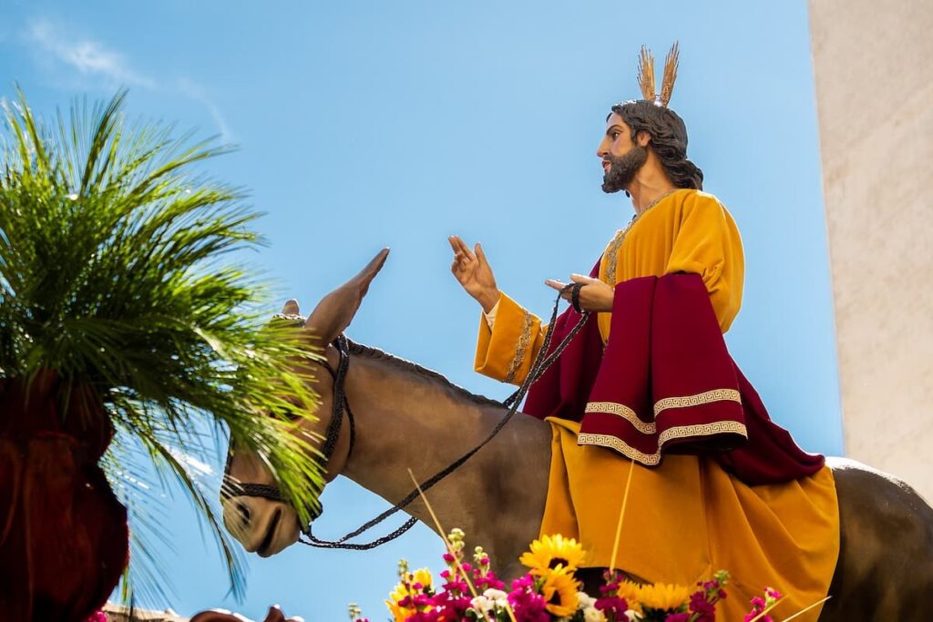 Imagem lembra a entrada triunfal de Jesus em Jerusalém.