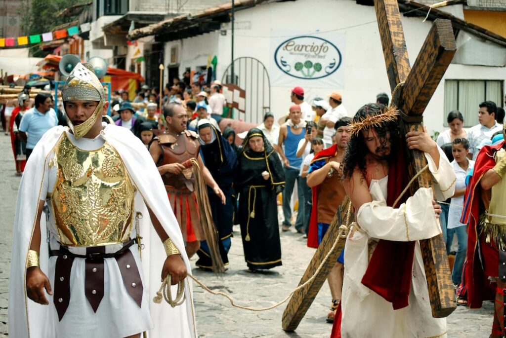 Imagem relembra o caminho de Cristo até o Calvário. A encenação também acontece durante a Semana Santa 2026 em Tiradentes.
