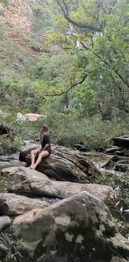 Imagem mostra turista na trilha que dá acesso à cachoeira da Farofa.