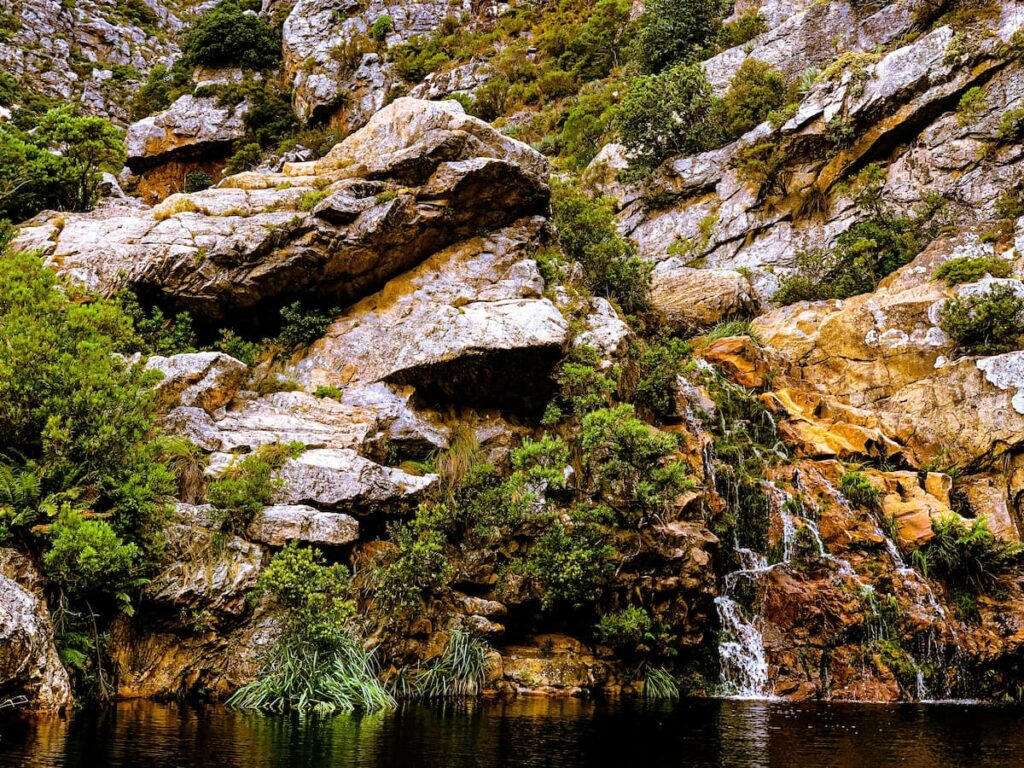 Imagem mostra cachoeira na Serra do Cipó, MG.