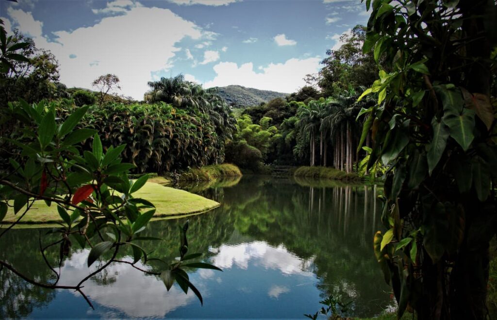 Imagem mostra instituto Inhotim em Brumadinho, um dos destinos tranquilos perto de BH.