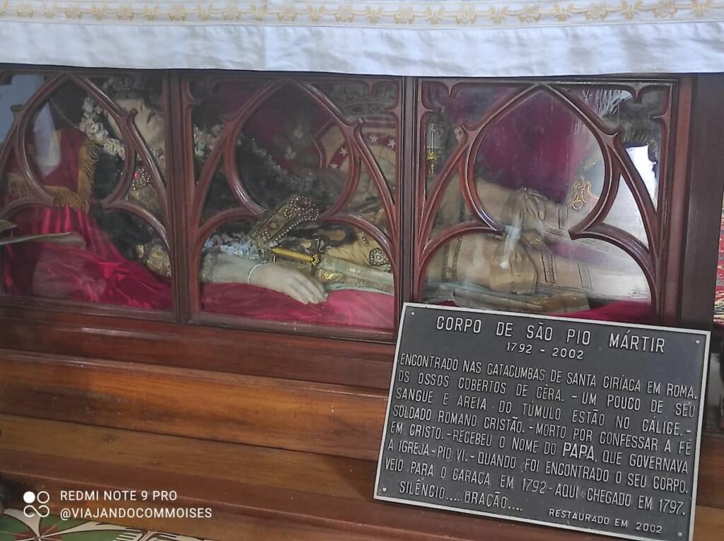 Imagem mostra interior da Igreja de Nossa Senhora Mãe dos Homens.