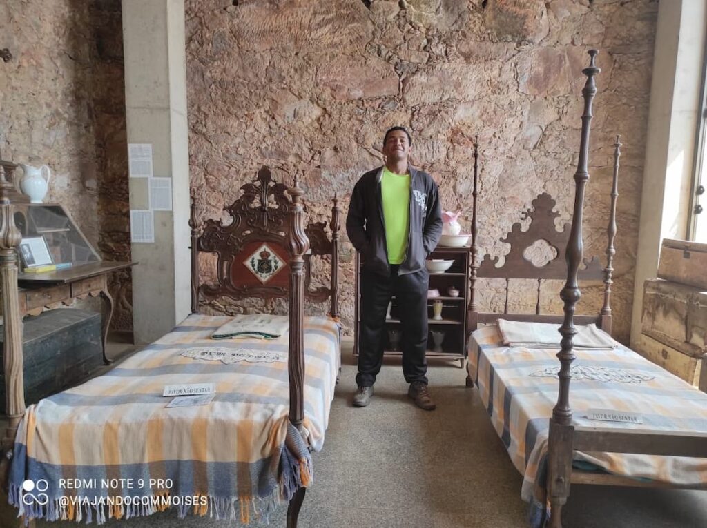 Imagem mostra turita visitando Museu no Santuário do Caraça.