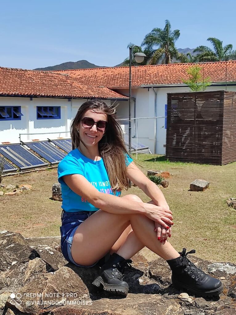 Imagem mostra turista visitando o Santuário do Caraça, uma das coisas legais para fazer em Catas altas.