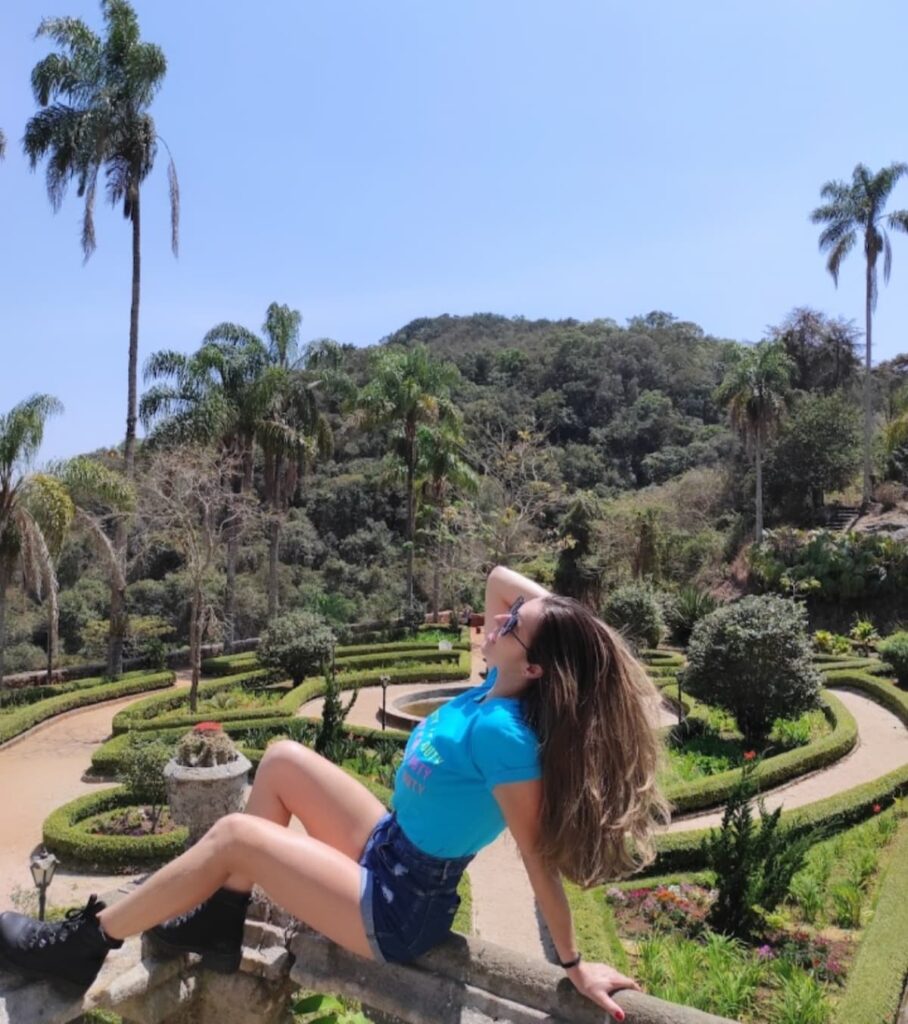 Imagem mostra turista nos jardins do Santuário do Caraça em catas Altas.