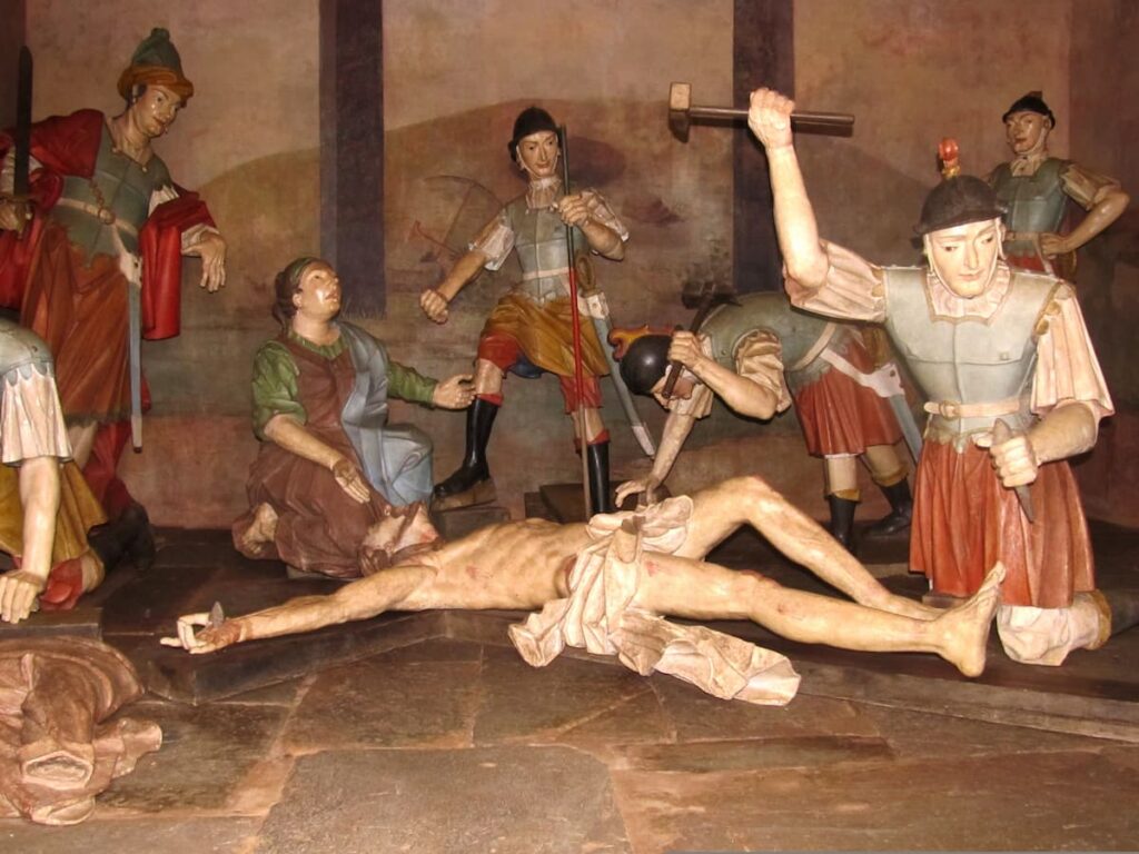 Imagem mostra interior das capelas que representam os Passos da Paixão de Cristo, um dos pontos turísticos de Congonhas.