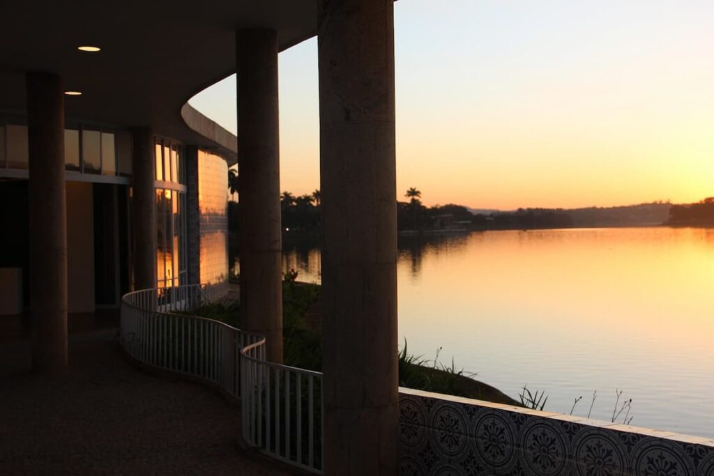 Imagem mostra belíssimo pôr do sol na Lagoa da Pampulha em Belo Horizonte.